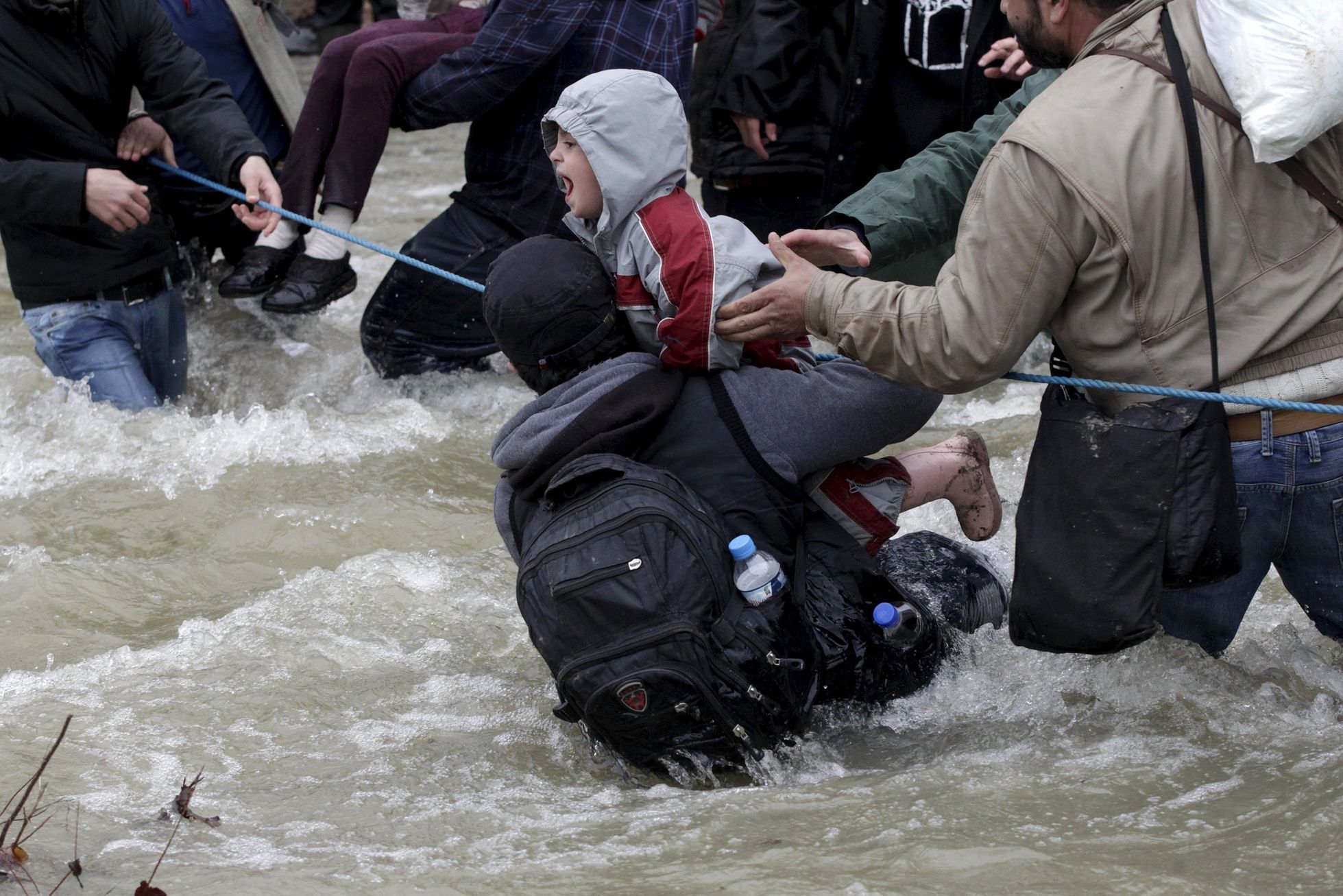 Stovkám běženců v Idomeni se podařilo obejít plot a přes řeku se dostat do Makedonie.