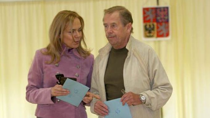 Václav Havel s manželkou Dagmar ve volební místnosti.