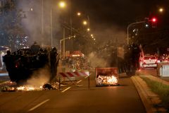 Policie v Bělehradu opět rozehnala tisíce protivládních demonstrantů