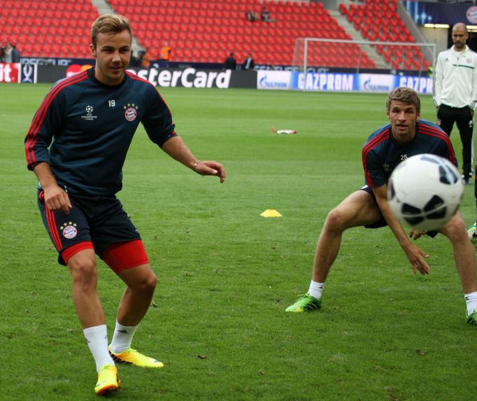 Trénink Bayernu před superpohárem v Praze (Götze a Müller)