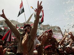 I mnozí jemenští vojáci slaví odjezd Sáliha do Saúdské Arábie