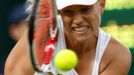 Německá tenistka Angelique Kerberová odráží míček během utkání s Češkou Lucií Hradeckou v 1. kole Wimbledonu 2012