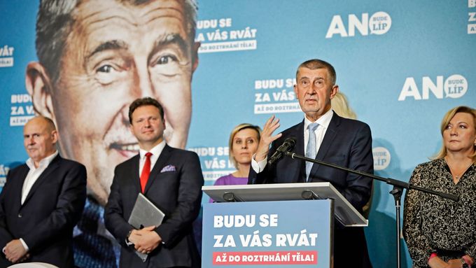 Hnutí ANO ve volebním štábu v roce 2021 po výsledcích sněmovních voleb. V pozadí stojí Jana Mračková Vildumetzová.