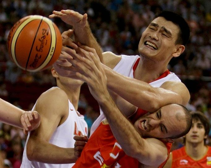 Basketbal. Ani ve druhém utkání ve skupině nezachránil čínský dlouhán Jao Ming svůj tým od porážky. S výběrem Španělska prohrála Čína 75:85.