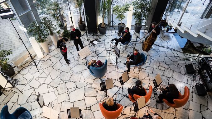 Brno Contemporary Orchestra vznikl roku 2011 s cílem hrát současnou světovou hudbu v Česku a českou hudbu po světě.