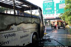Provoz na dálnici D1 ve směru na Prahu je po požáru autobusu obnoven jedním pruhem