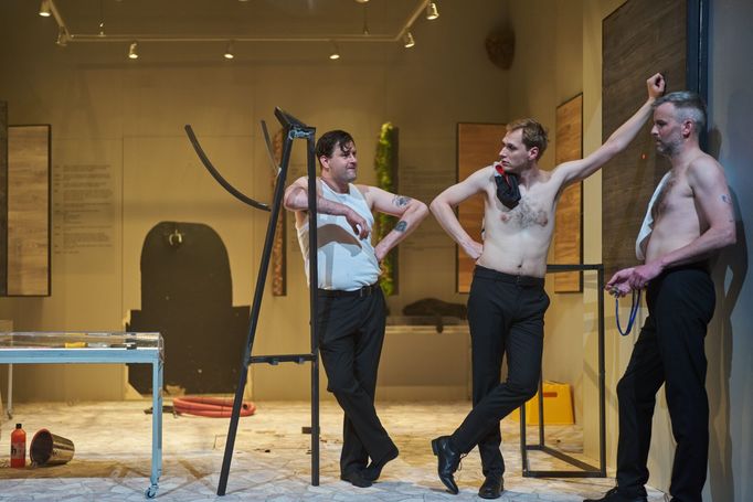 Michal Bednář, Vojtěch Vondráček a Miloslav König v inscenaci Fušeři.