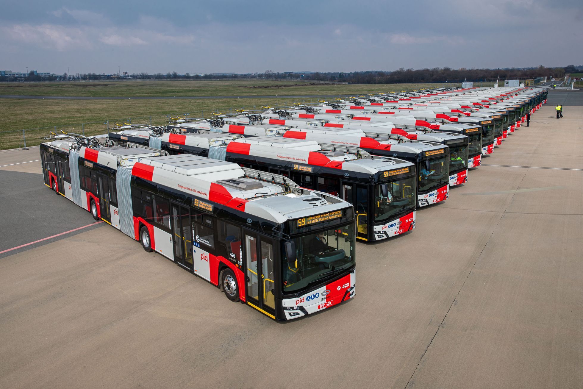 Trolejbusy Škoda Solaris 24, které jezdí z pražského letiště na lince 59
