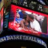 Barack Obama jako fanoušek na basketbalu líbá svou ženu