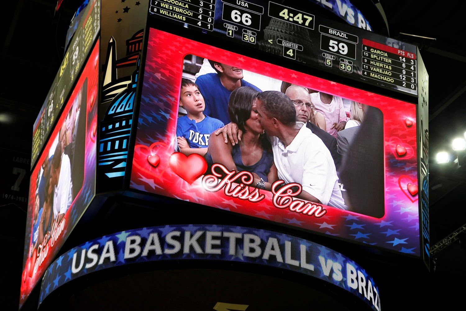 Barack Obama jako fanoušek na basketbalu líbá svou ženu