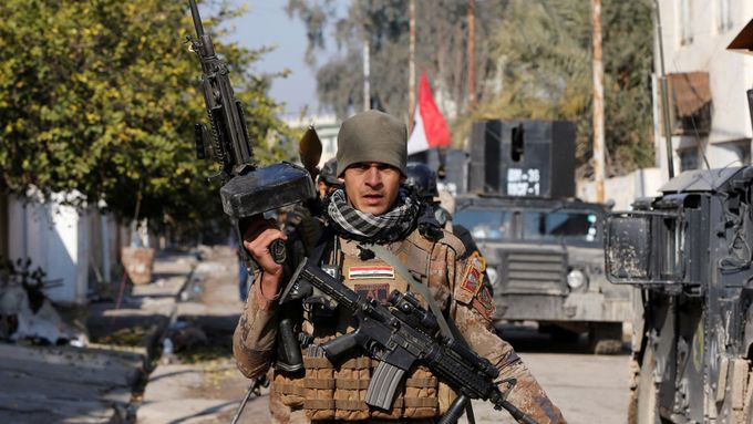 Irácký voják v Mosulu.