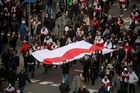 Policie v Bělorusku zatkla při protestech více než tři stovky demonstrantů