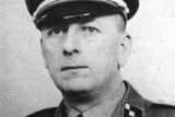 SS-Hauptsturmführer Paul Feustel byl od dubna 1944 do 7. května 1945 šéfem venkovní služebny gestapa v Benešově. Jeho úkolem bylo též zabraňovat pronikání partyzánů z Moravy do Čech. Například 27. března 1945 vedl boj proti oddílu Mistr Jan Hus. Následujícího dne zastřelil zraněného kapitána A. V. Fomina.