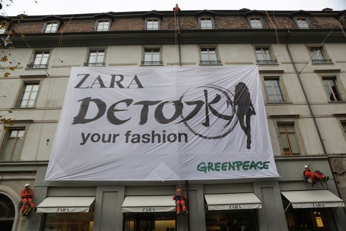 Lezci Greenpeace vyvěsili 21. listopadu obrovský transparent s nápisem nad obchodem značky Zara v Ženevě.