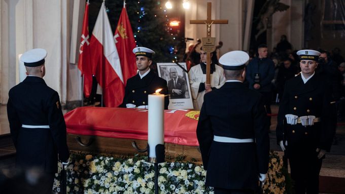 Rakev se zavražděným starostou Gdaňsku Pawlem Adamowiczem v bazilice Nanebevzetí Panny Marie.