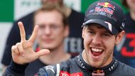 Až třetí je trojnásobný šampion z posledních sezon Sebastian Vettel. Red Bull mu dá "jen" 561 milionů korun.Nižší příjmy jsou způsobeny i tím, že Vettel odmítá vstoupit do světa reklamy.