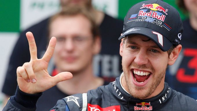 Sebastian Vettel jasně ukazuje, kolik titulů mistra světa už získal.