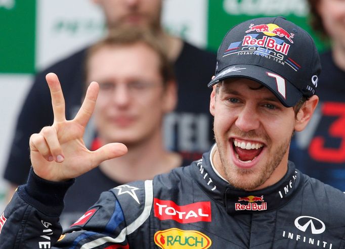 Sebastian Vettel jasně ukazuje, kolik titulů mistra světa už získal.