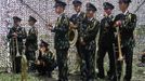 Members of a military band rest as they wait to perform before a departure ceremony for Chinese astronauts at the Jiuquan Satellite Launch Center, Gansu province June 16, 2012. China launched a spacecraft putting its first woman in orbit on Saturday as the country takes its latest step towards building a space station within the decade. A Long March rocket blasted off from the remote Jiuquan Satellite Launch Centre in China's northwestern Gobi Desert, carrying with it the Shenzhou 9 spacecraft and three astronauts, Jing Haipeng, Liu Wang and 33-year-old female fighter pilot Liu Yang. REUTERS/Jason Lee (CHINA - Tags: MILITARY SCIENCE TECHNOLOGY) Published: Čer. 16, 2012, 12:43 odp.