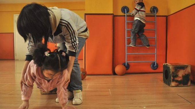 Autistické děti ve speciálně upravené místnosti na hraní v Číně.