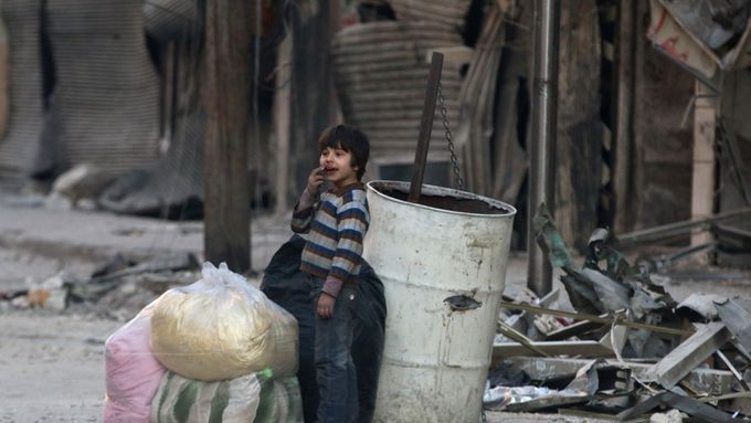 Chlapec v Aleppu - ilustrační foto.