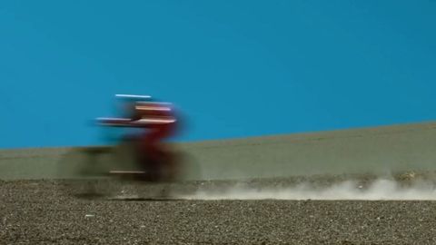 Biker jel na kole po štěrku rychlostí 167 km/h. Nejtěžší bylo zrychlovat ke konci