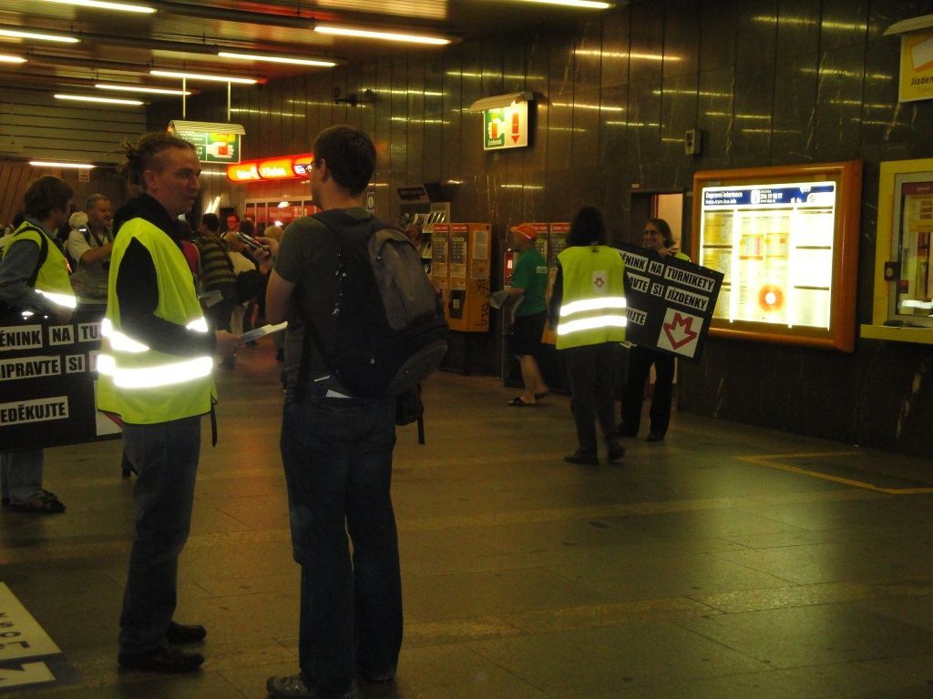 Pirátská akce proti turniketům v metru