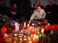 Premiér Petr Nečas zapaluje svíčku, prezident Václav Klaus přihlíží. 17. listopad 2010 na Národní třídě.