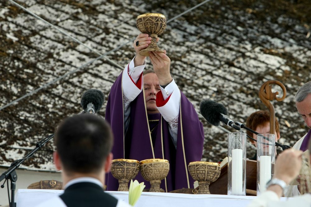 Mše v Číhošti k příležitosti uložení ostatků Toufara do místního kostela