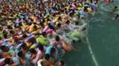 Lifeguards (R) watch visitors crowding an artificial wave pool at a tourist resort to escape the summer heat in Daying county of Suining, Sichuan province August 19, 2012. Picture taken August 19, 2012. REUTERS/Stringer (CHINA - Tags: ENTERTAINMENT ENVIRONMENT TRAVEL TPX IMAGES OF THE DAY) CHINA OUT. NO COMMERCIAL OR EDITORIAL SALES IN CHINA Published: Srp. 20, 2012, 5:52 dop.