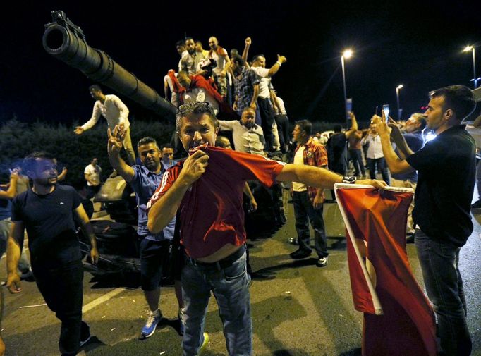 Jásot před Atatürkovým letištěm v Istanbulu