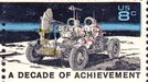 Speciální poštovní známka věnovaná úspěchům amerického vesmírného programu. Americká pošta ji vydala 2. srpna 1971.