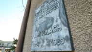 Na rozpadlém stavení připomíná Palacha jen pamětní deska z ateliéru Olbrama Zoubka.