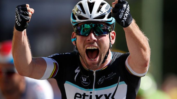 Podívejte se na dojezd 7. etapy na Tour de France. Po dlouhém čekání na vítězství ji vyhrál Brit Mark Cavendish - člen stáje Etixx Quick-Step, jejímž majitelem je vlastník Economia a.s. Zdeněk Bakala.