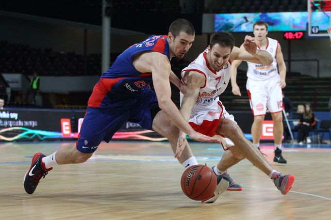 VTB liga, Nymburk - CSKA Moskva: Vojtěch Hruban - Nando de Colo