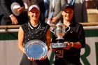 Markéta Vondroušová a Ashleigh Bartyová po finále French Open 2019