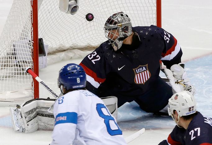 Finsko - USA, o bronz: Teemu Selänne dává gól na 1:0