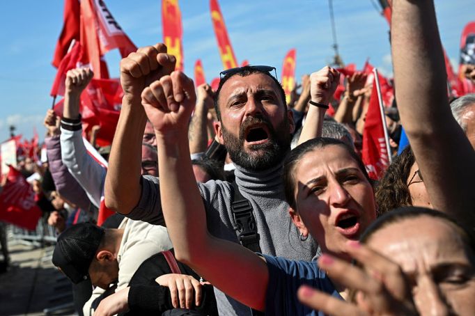 Stovky tisíc lidí se v sobotu v Istanbulu zúčastnily demonstrace, kterou svolala turecká opozice proti zadržení bývalého starosty tohoto města Ekrema Imamoglua.