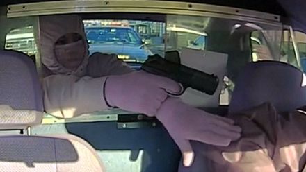 Zpackané přepadení taxikáře. Lupič si nevšiml, že za ním stojí policista