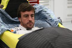 Alonso nevychází ze starostí. Přípravu na Indy zastínila smrt mladého motokáristy na jeho trati