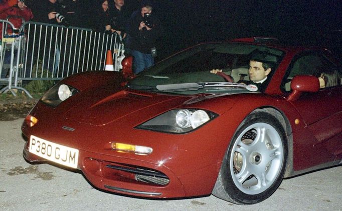 Rowan Atkinson v McLaren F1 přijíždí na oslavu 50. narozenin prince Charlese.