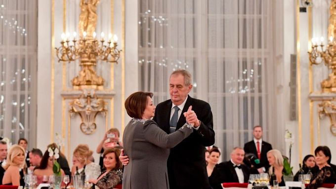 Prezident Miloš Zeman a jeho manželka Ivana tančí na charitativním plesu, který uspořádali 10. ledna 2020 ve Španělském sále Pražského hradu.