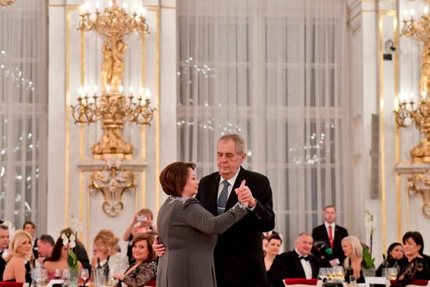Prezident Miloš Zeman a jeho manželka Ivana tančí na charitativním plesu, který uspořádali 10. ledna 2020 ve Španělském sále Pražského hradu.