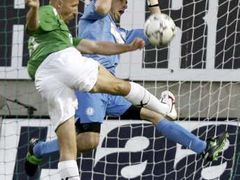 Luděk Zelenka se neúspěšně snaží překonat brankáře Austrie v utkání předkola Poháru UEFA v Jablonci.