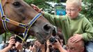 Český dostihový žokej Josef Váňa a jeho kůň Tiumen na premiéře dokumentárního filmu o své osobě.