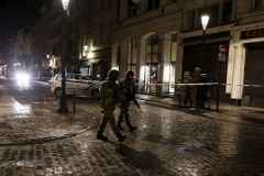 Živě: Šestnáct zatčených po razii v Belgii. Hledaný terorista z Paříže dál uniká