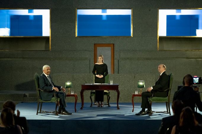 Miroslav Donutil a Jan Vondráček v televizní debatě při prezidentských volbách v minisérii Moloch.