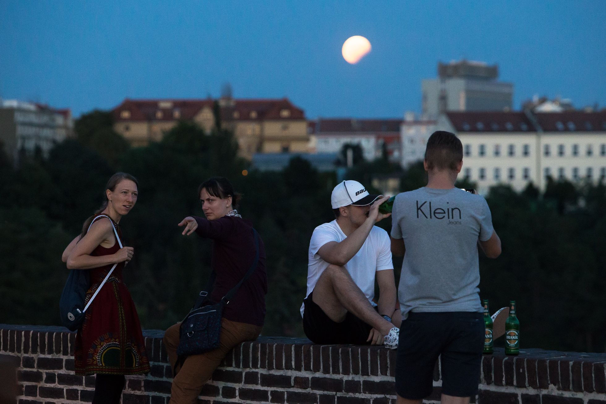 Lidé pozorující částečné zatmění Měsíce, srpen 2017