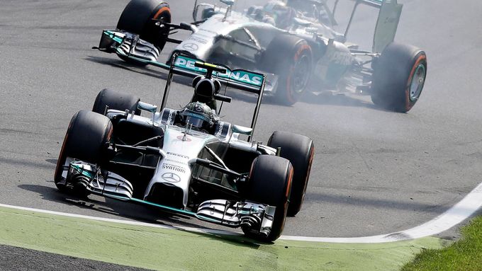 Podívejte se, jak Nico Rosberg po chybě v první šikaně přišel o vítězství ve Velké ceně Itálie formule 1.