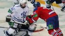 Hokejista Dynama Moskva Konstantin Gorovikov brání Juraje Mikúše v utkání KHL 2012/13 proti Lvu Praha.